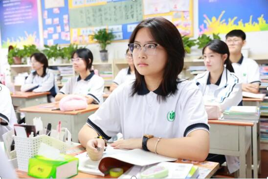 觀盛大閱兵式 上一堂愛(ài)國(guó)課丨廣外師生收看紀(jì)念抗戰(zhàn)勝利80周年閱兵式